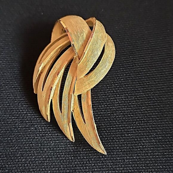 Large Vintage BSK Brushed Gold Abstract Wing Feather Pin Brooch - Picture 2 of 8